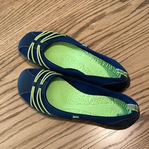 Jambu slip-on flats Sz 9.5m navy and green